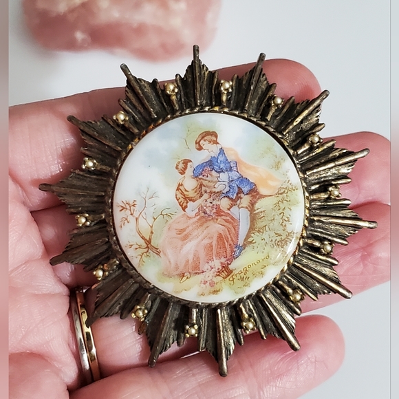 Vintage fragonard art 60's Victorian porcelain courting couple brooch pin pearls - Picture 1 of 10